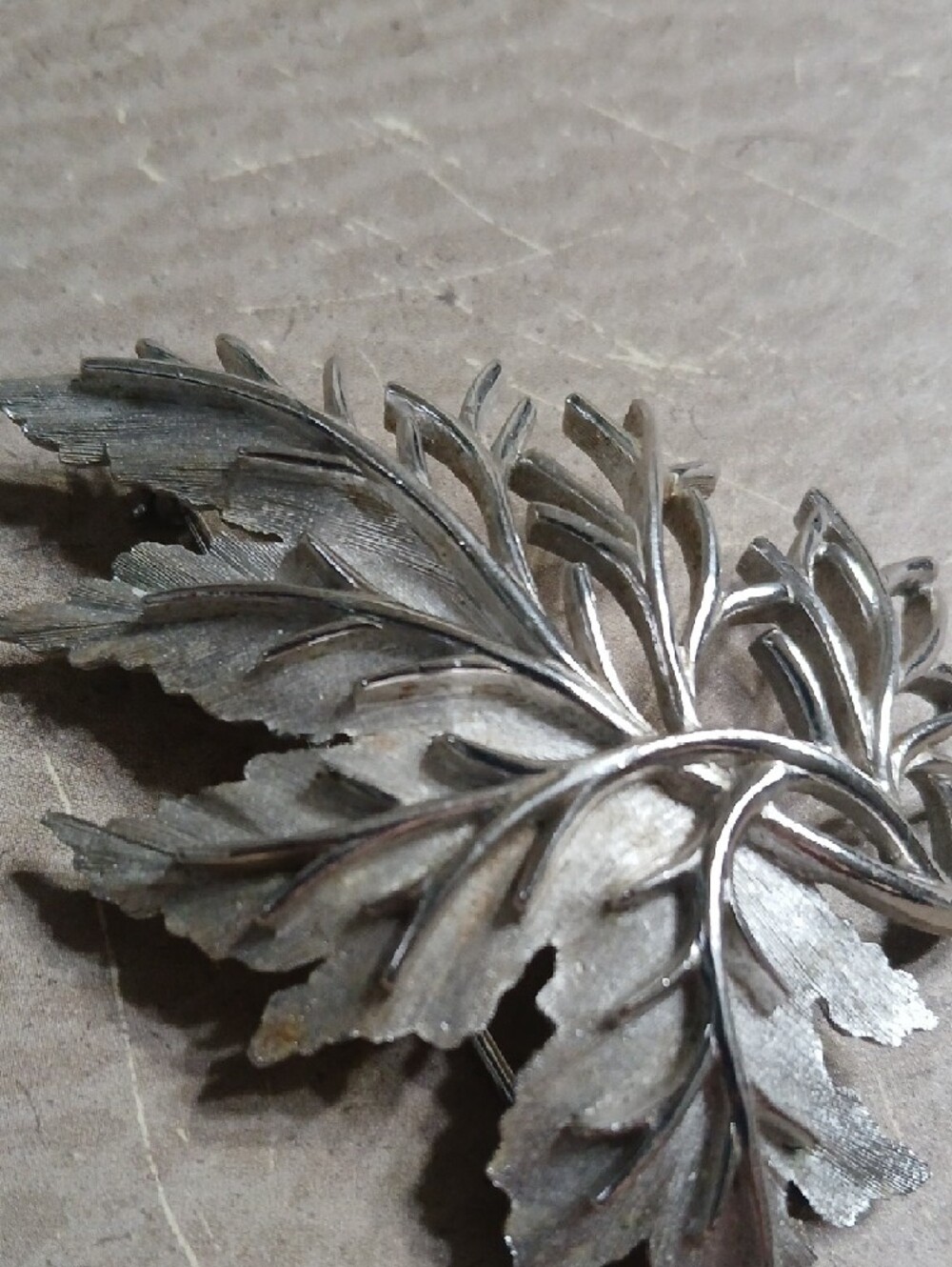 TRIFARI Silver Leaf Brooch - Picture 4 of 5